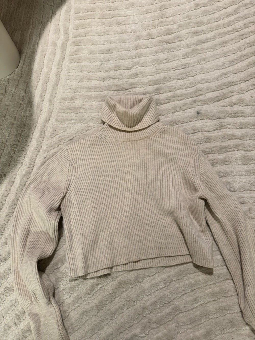 Wilfred Cropped Ribbed Turtleneck Sweater in Light Beige